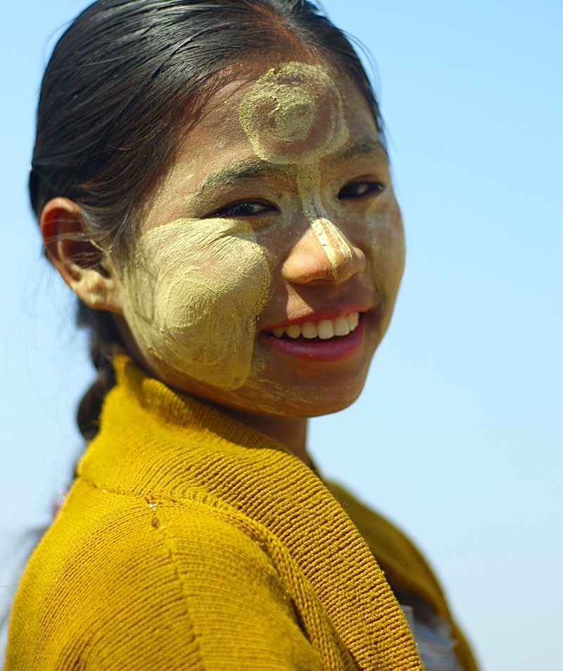 The women applied it to themselves with beauty, style and creativity...