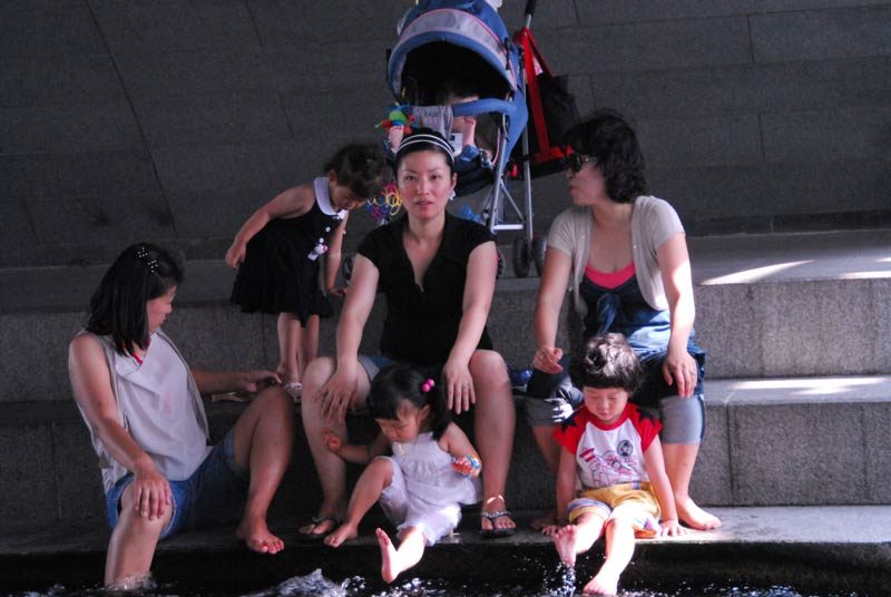 Everyone loves to lounge on the Cheongyecheon. It’s quite nice. Above is the before shot...hmmm...water...hot kids... Hey! I have an idea!