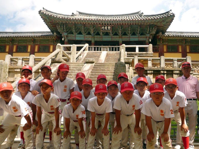 Dongbu Eagles team photo at Gyeongbokgung palace.